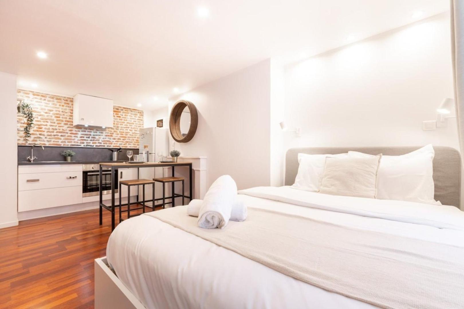 Old - Ideally Located ! * Lille