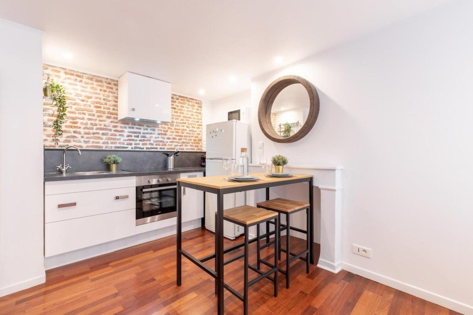 Old - Ideally Located ! Apartment Lille
