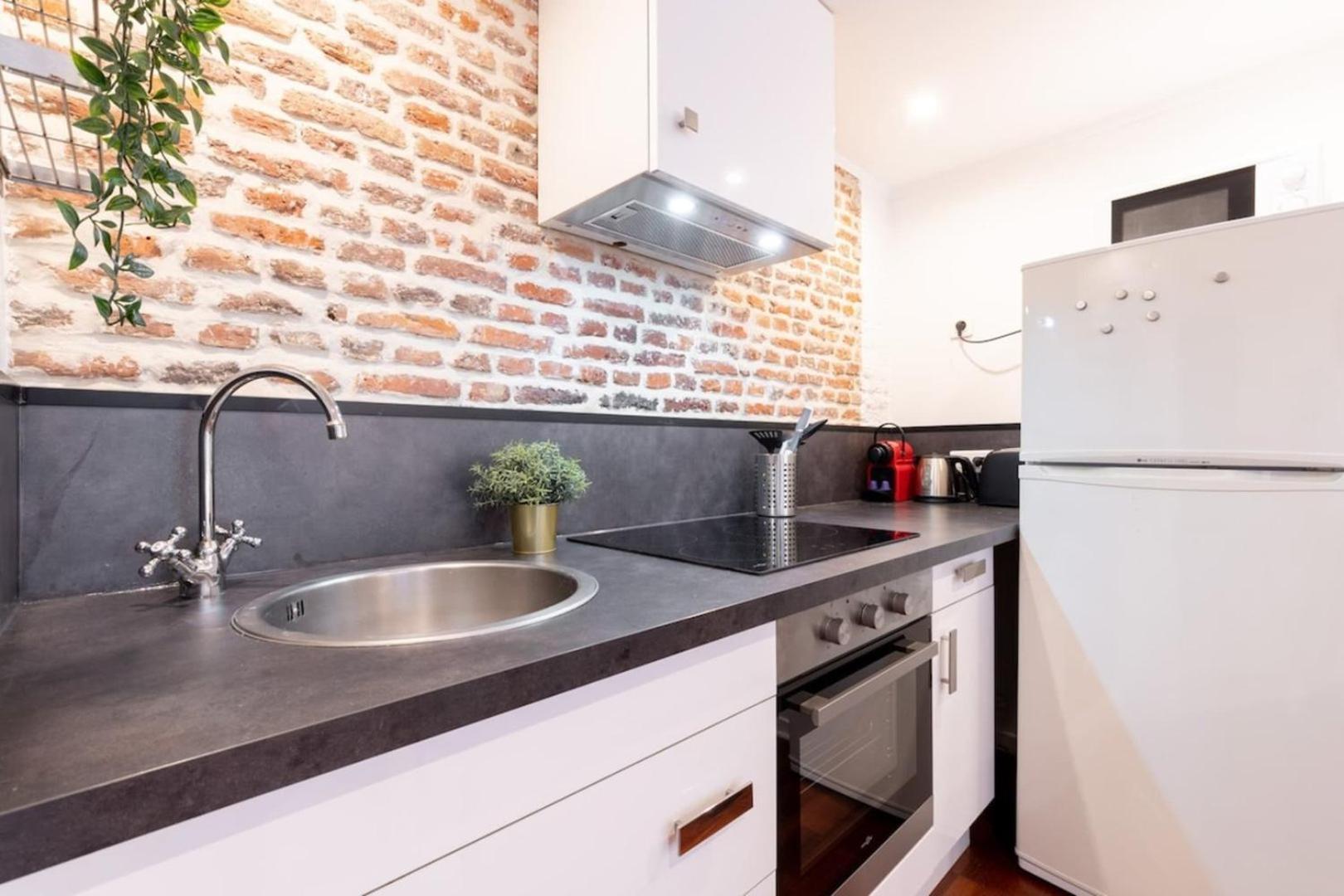 Apartment Old - Ideally Located !